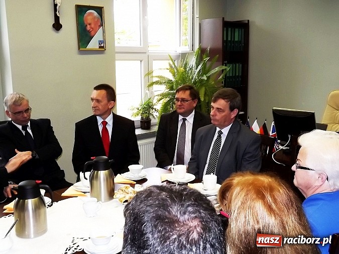 Zdjęcie w galerii na portalu naszraciborz.pl: Hartmut Koschyk odwiedził szkołę w Studziennej wiadomości z regionu