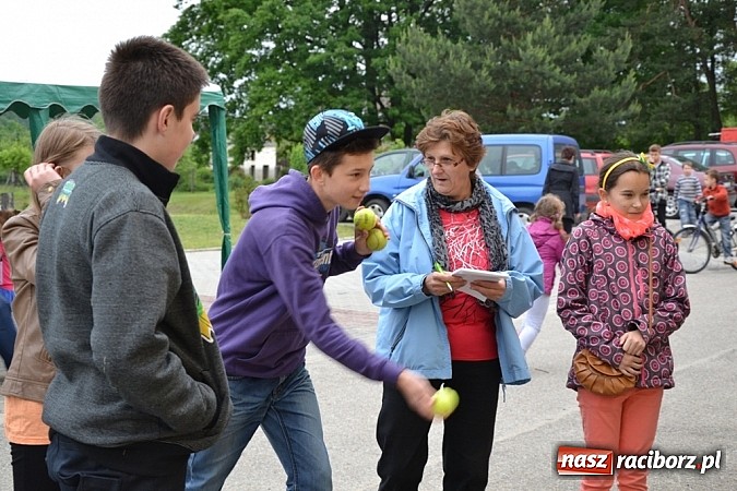 Zdjęcie w galerii na portalu naszraciborz.pl: A mamusie nie trafiały do kosza! Dzień Dziecka w Jankowicach  wiadomości z regionu