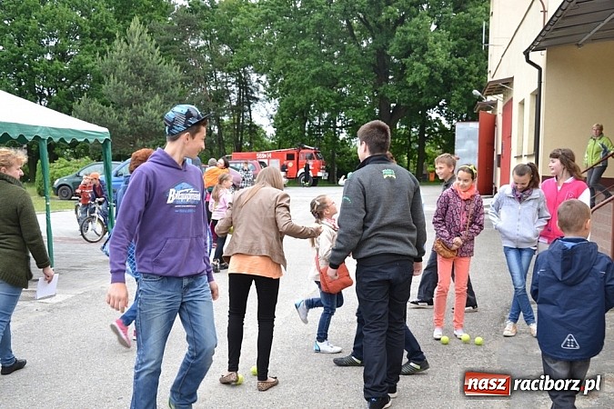Zdjęcie w galerii na portalu naszraciborz.pl: A mamusie nie trafiały do kosza! Dzień Dziecka w Jankowicach  wiadomości z regionu