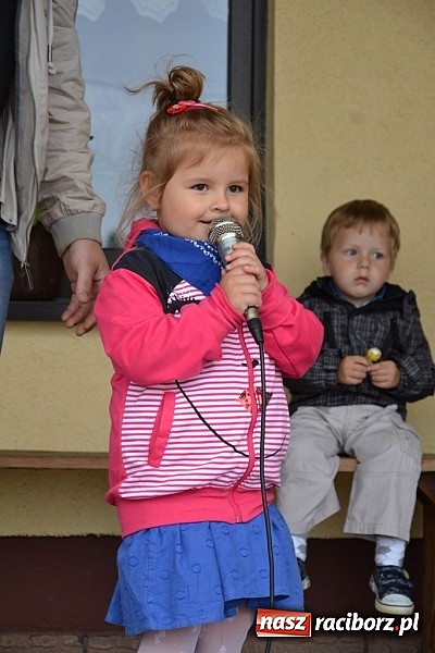 Zdjęcie w galerii na portalu naszraciborz.pl: A mamusie nie trafiały do kosza! Dzień Dziecka w Jankowicach  wiadomości z regionu