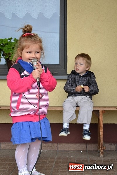 Zdjęcie w galerii na portalu naszraciborz.pl: A mamusie nie trafiały do kosza! Dzień Dziecka w Jankowicach  wiadomości z regionu