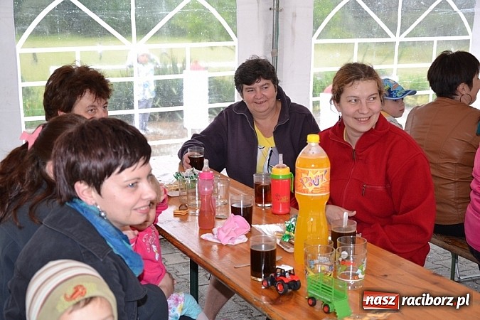 Zdjęcie w galerii na portalu naszraciborz.pl: A mamusie nie trafiały do kosza! Dzień Dziecka w Jankowicach  wiadomości z regionu