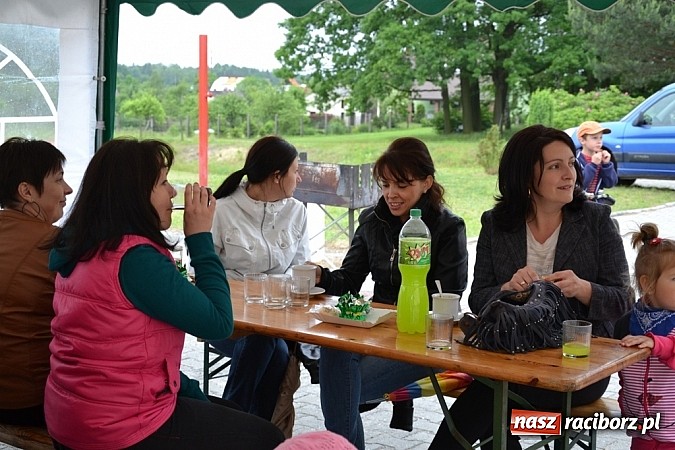 Zdjęcie w galerii na portalu naszraciborz.pl: A mamusie nie trafiały do kosza! Dzień Dziecka w Jankowicach  wiadomości z regionu