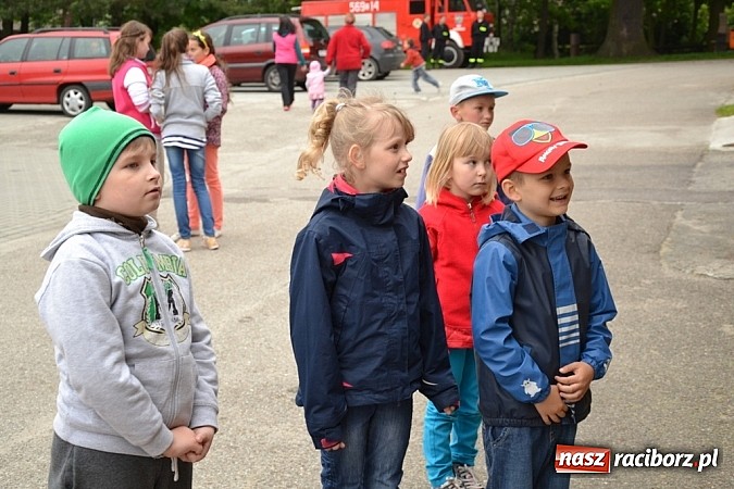 Zdjęcie w galerii na portalu naszraciborz.pl: A mamusie nie trafiały do kosza! Dzień Dziecka w Jankowicach  wiadomości z regionu
