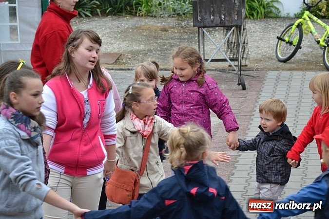 Zdjęcie w galerii na portalu naszraciborz.pl: A mamusie nie trafiały do kosza! Dzień Dziecka w Jankowicach  wiadomości z regionu
