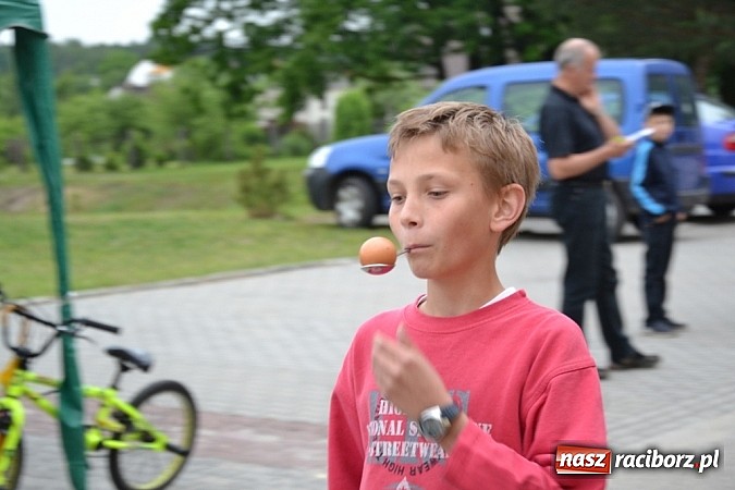 Zdjęcie w galerii na portalu naszraciborz.pl: A mamusie nie trafiały do kosza! Dzień Dziecka w Jankowicach  wiadomości z regionu
