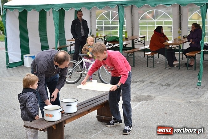 Zdjęcie w galerii na portalu naszraciborz.pl: A mamusie nie trafiały do kosza! Dzień Dziecka w Jankowicach  wiadomości z regionu