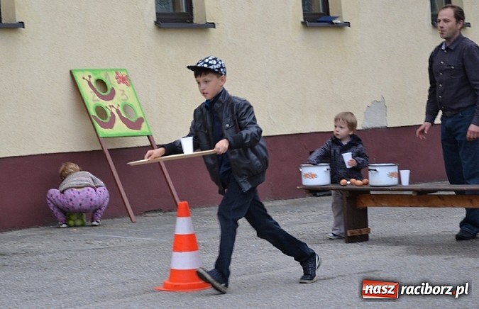 Zdjęcie w galerii na portalu naszraciborz.pl: A mamusie nie trafiały do kosza! Dzień Dziecka w Jankowicach  wiadomości z regionu