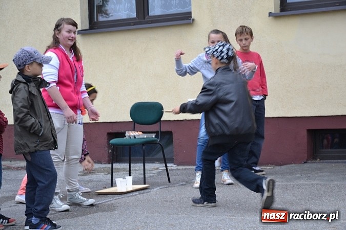 Zdjęcie w galerii na portalu naszraciborz.pl: A mamusie nie trafiały do kosza! Dzień Dziecka w Jankowicach  wiadomości z regionu