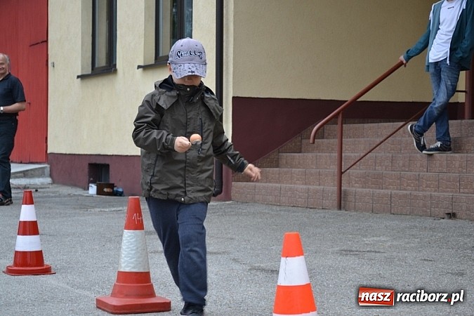 Zdjęcie w galerii na portalu naszraciborz.pl: A mamusie nie trafiały do kosza! Dzień Dziecka w Jankowicach  wiadomości z regionu