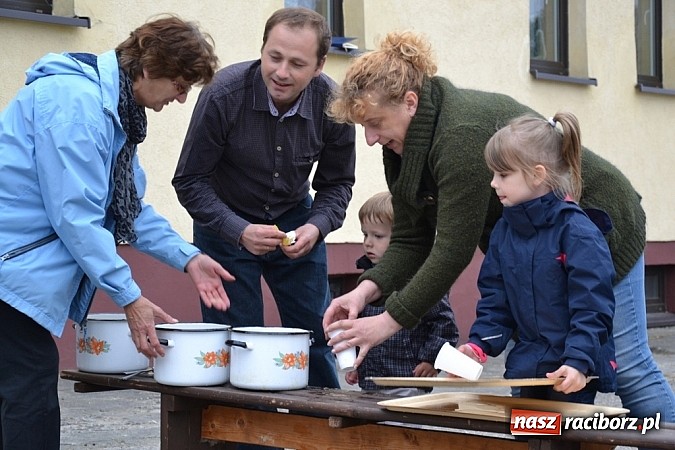 Zdjęcie w galerii na portalu naszraciborz.pl: A mamusie nie trafiały do kosza! Dzień Dziecka w Jankowicach  wiadomości z regionu