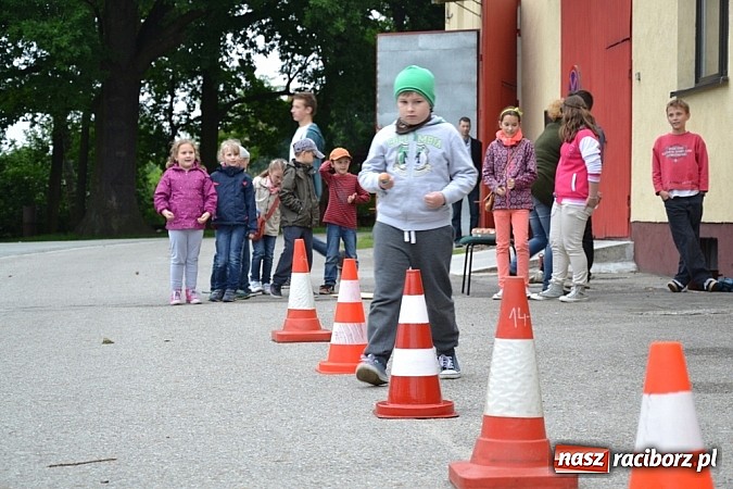 Zdjęcie w galerii na portalu naszraciborz.pl: A mamusie nie trafiały do kosza! Dzień Dziecka w Jankowicach  wiadomości z regionu