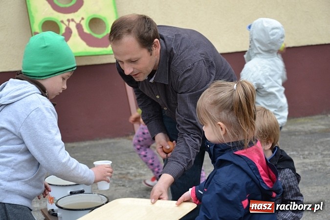 Zdjęcie w galerii na portalu naszraciborz.pl: A mamusie nie trafiały do kosza! Dzień Dziecka w Jankowicach  wiadomości z regionu