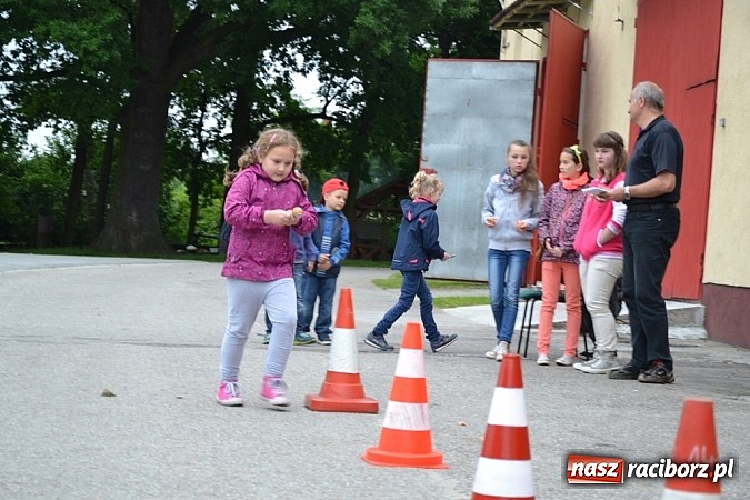 Zdjęcie w galerii na portalu naszraciborz.pl: A mamusie nie trafiały do kosza! Dzień Dziecka w Jankowicach  wiadomości z regionu