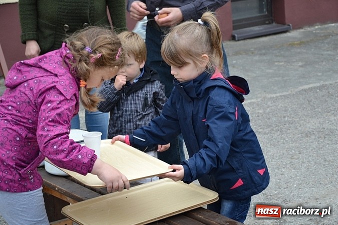 Zdjęcie w galerii na portalu naszraciborz.pl: A mamusie nie trafiały do kosza! Dzień Dziecka w Jankowicach  wiadomości z regionu