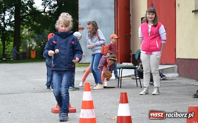 Zdjęcie w galerii na portalu naszraciborz.pl: A mamusie nie trafiały do kosza! Dzień Dziecka w Jankowicach  wiadomości z regionu