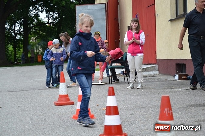 Zdjęcie w galerii na portalu naszraciborz.pl: A mamusie nie trafiały do kosza! Dzień Dziecka w Jankowicach  wiadomości z regionu