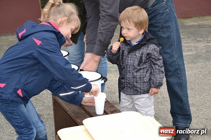 Zdjęcie w galerii na portalu naszraciborz.pl: A mamusie nie trafiały do kosza! Dzień Dziecka w Jankowicach  wiadomości z regionu