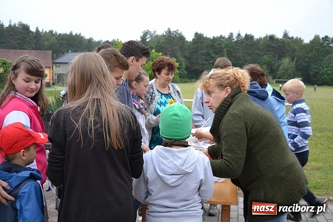 Zdjęcie w galerii na portalu naszraciborz.pl: A mamusie nie trafiały do kosza! Dzień Dziecka w Jankowicach  wiadomości z regionu