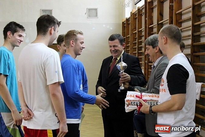 Zdjęcie w galerii na portalu naszraciborz.pl: Akademia Szpachlowania najlepsza w turnieju Streetballa wiadomości z regionu