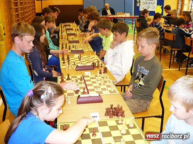 Zdjęcie w galerii na portalu naszraciborz.pl: W SP 13 grali w szachy o Puchar Dyrektora wiadomości z regionu