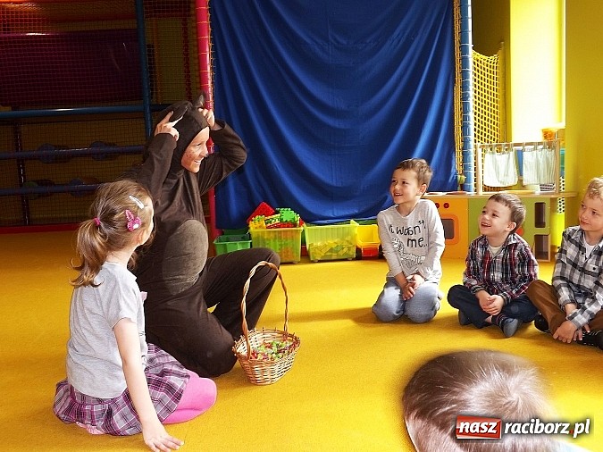 Zdjęcie w galerii na portalu naszraciborz.pl: Uczniowie Budowlanki uczą przedszkolaków jak dbać o środowisko wiadomości z regionu