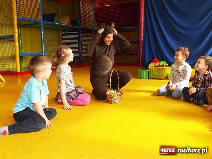 Zdjęcie w galerii na portalu naszraciborz.pl: Uczniowie Budowlanki uczą przedszkolaków jak dbać o środowisko wiadomości z regionu