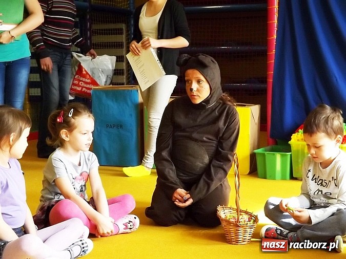 Zdjęcie w galerii na portalu naszraciborz.pl: Uczniowie Budowlanki uczą przedszkolaków jak dbać o środowisko wiadomości z regionu