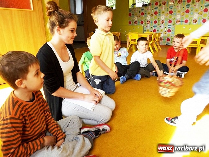 Zdjęcie w galerii na portalu naszraciborz.pl: Uczniowie Budowlanki uczą przedszkolaków jak dbać o środowisko wiadomości z regionu