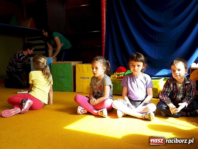 Zdjęcie w galerii na portalu naszraciborz.pl: Uczniowie Budowlanki uczą przedszkolaków jak dbać o środowisko wiadomości z regionu