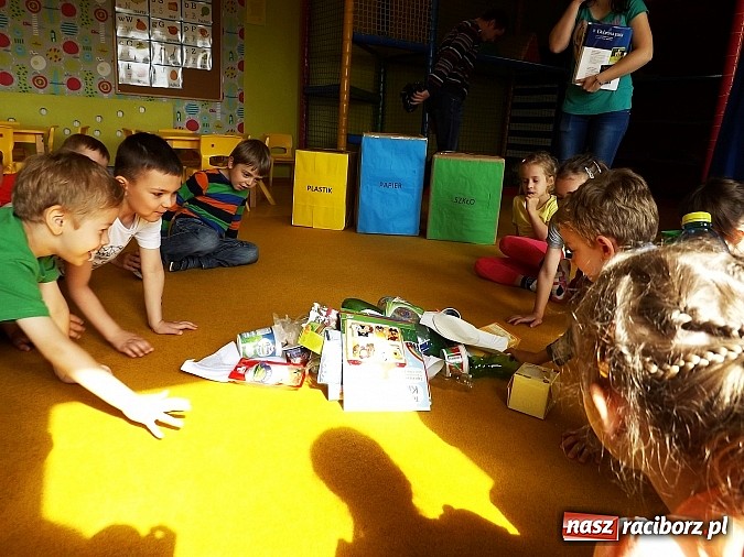 Zdjęcie w galerii na portalu naszraciborz.pl: Uczniowie Budowlanki uczą przedszkolaków jak dbać o środowisko wiadomości z regionu