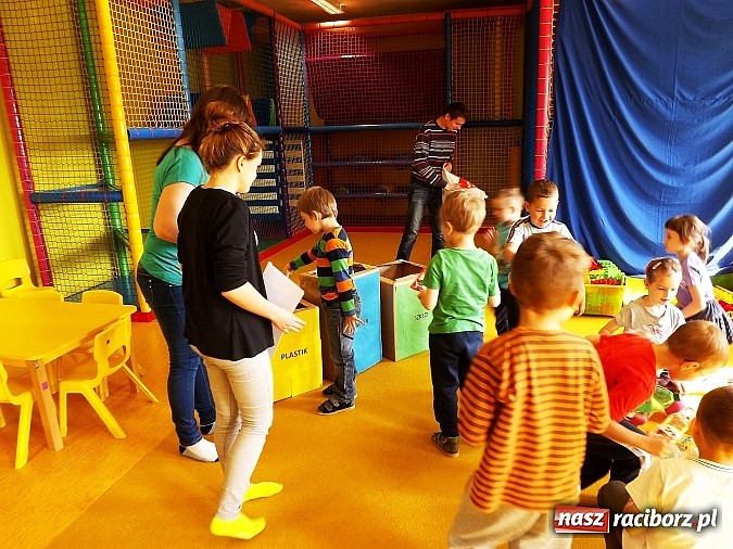 Zdjęcie w galerii na portalu naszraciborz.pl: Uczniowie Budowlanki uczą przedszkolaków jak dbać o środowisko wiadomości z regionu