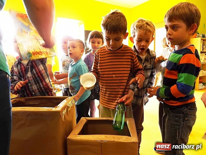 Zdjęcie w galerii na portalu naszraciborz.pl: Uczniowie Budowlanki uczą przedszkolaków jak dbać o środowisko wiadomości z regionu