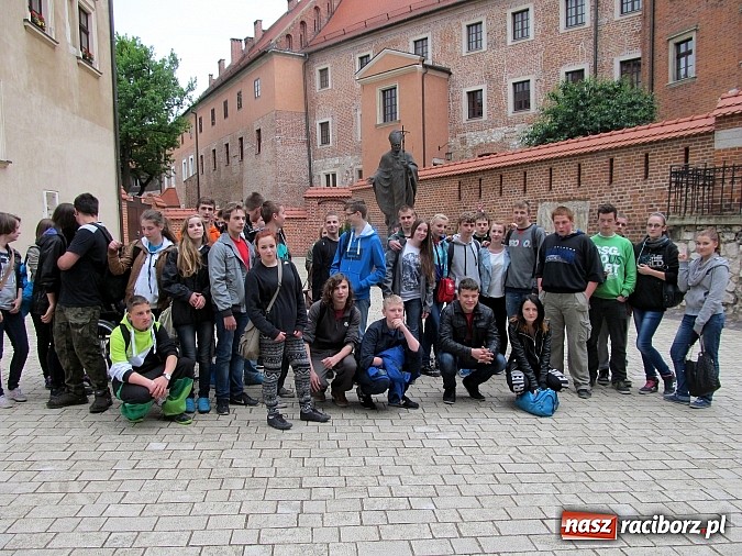 Zdjęcie w galerii na portalu naszraciborz.pl: Oświęcim – Brzezinka - Kraków na trasie wycieczki gimnazjalistów z Piątki wiadomości z regionu