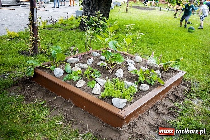 Zdjęcie w galerii na portalu naszraciborz.pl: W Kuźni Raciborskiej odnowiono teren Plac&oacute;wki Opiekuńczo-Wychowawczej wiadomości z regionu