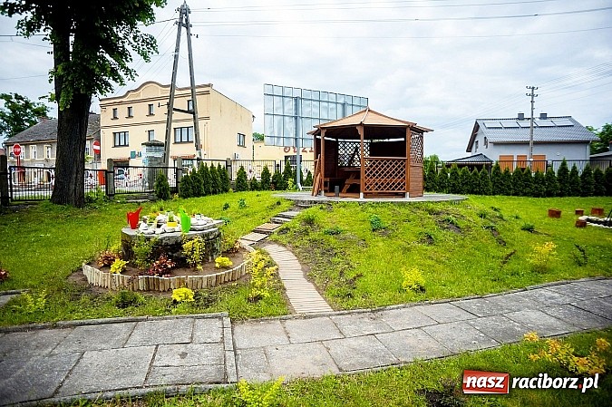 Zdjęcie w galerii na portalu naszraciborz.pl: W Kuźni Raciborskiej odnowiono teren Plac&oacute;wki Opiekuńczo-Wychowawczej wiadomości z regionu