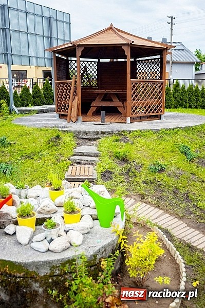 Zdjęcie w galerii na portalu naszraciborz.pl: W Kuźni Raciborskiej odnowiono teren Plac&oacute;wki Opiekuńczo-Wychowawczej wiadomości z regionu