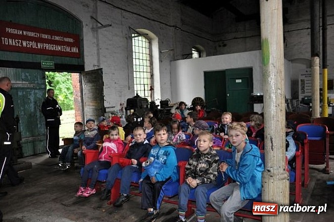Zdjęcie w galerii na portalu naszraciborz.pl: Pierwszoklasiści z Kuźni Raciborskiej znają zasady bezpieczeństwa w ruchu drogowym wiadomości z regionu