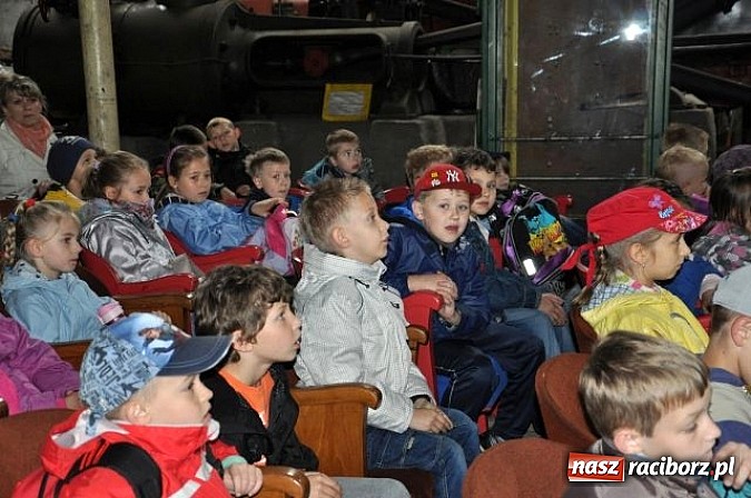 Zdjęcie w galerii na portalu naszraciborz.pl: Pierwszoklasiści z Kuźni Raciborskiej znają zasady bezpieczeństwa w ruchu drogowym wiadomości z regionu