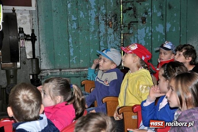 Zdjęcie w galerii na portalu naszraciborz.pl: Pierwszoklasiści z Kuźni Raciborskiej znają zasady bezpieczeństwa w ruchu drogowym wiadomości z regionu