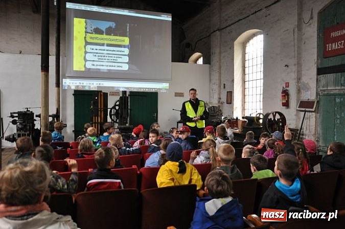 Zdjęcie w galerii na portalu naszraciborz.pl: Pierwszoklasiści z Kuźni Raciborskiej znają zasady bezpieczeństwa w ruchu drogowym wiadomości z regionu