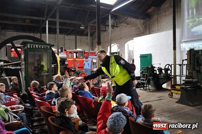 Zdjęcie w galerii na portalu naszraciborz.pl: Pierwszoklasiści z Kuźni Raciborskiej znają zasady bezpieczeństwa w ruchu drogowym wiadomości z regionu