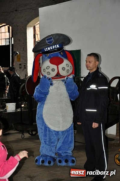 Zdjęcie w galerii na portalu naszraciborz.pl: Pierwszoklasiści z Kuźni Raciborskiej znają zasady bezpieczeństwa w ruchu drogowym wiadomości z regionu