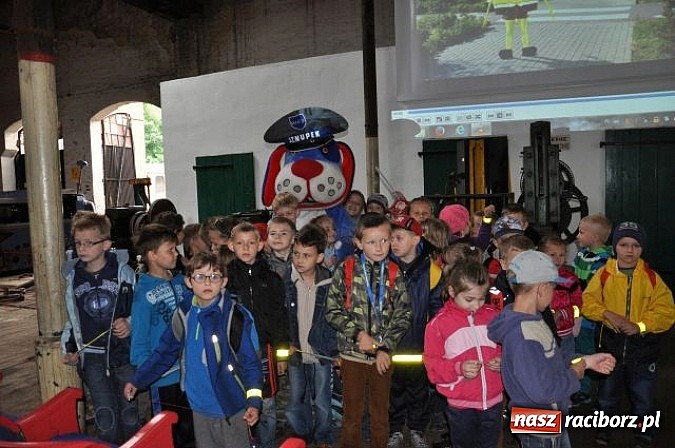 Zdjęcie w galerii na portalu naszraciborz.pl: Pierwszoklasiści z Kuźni Raciborskiej znają zasady bezpieczeństwa w ruchu drogowym wiadomości z regionu