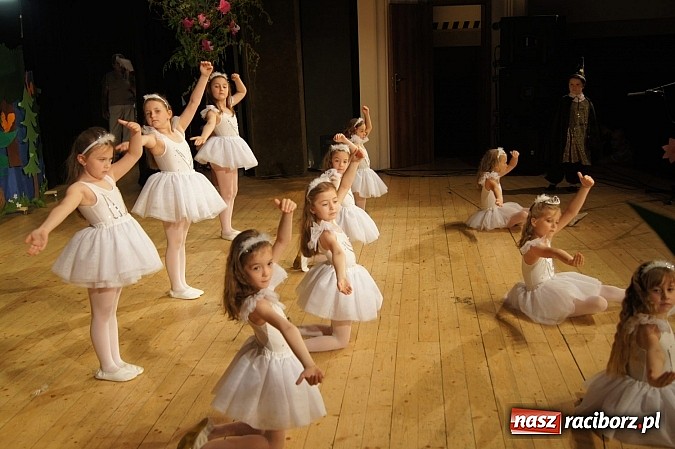 Zdjęcie w galerii na portalu naszraciborz.pl: Laureaci VI Mini Festiwalu Przedszkolaków nagrodzeni  wiadomości z regionu