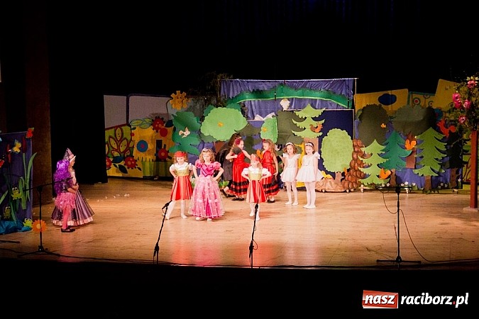 Zdjęcie w galerii na portalu naszraciborz.pl: Laureaci VI Mini Festiwalu Przedszkolaków nagrodzeni  wiadomości z regionu