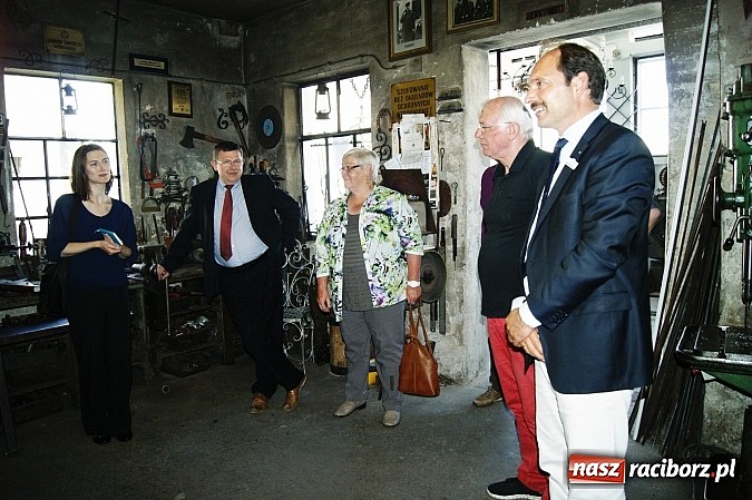 Zdjęcie w galerii na portalu naszraciborz.pl: Starosta zaprowadził gości z Niemiec do kowala wiadomości z regionu