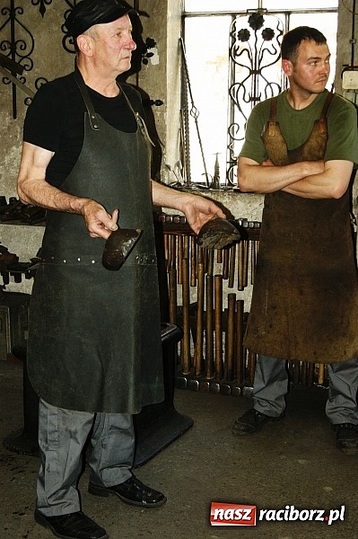 Zdjęcie w galerii na portalu naszraciborz.pl: Starosta zaprowadził gości z Niemiec do kowala wiadomości z regionu