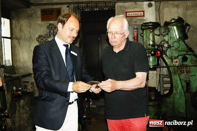 Zdjęcie w galerii na portalu naszraciborz.pl: Starosta zaprowadził gości z Niemiec do kowala wiadomości z regionu