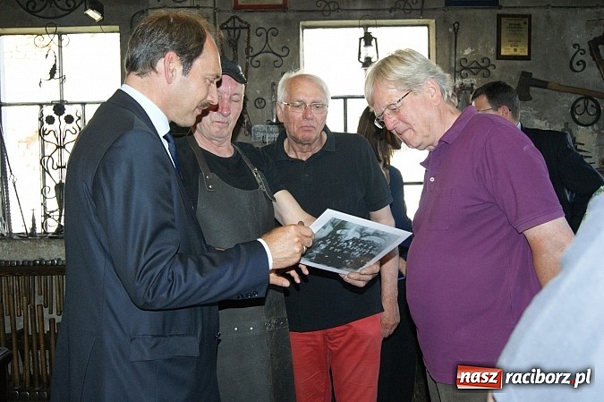 Zdjęcie w galerii na portalu naszraciborz.pl: Starosta zaprowadził gości z Niemiec do kowala wiadomości z regionu